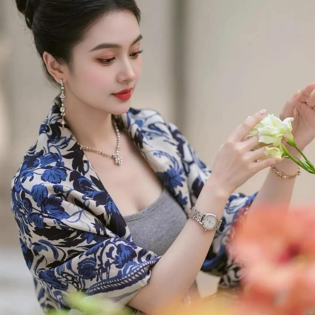 簪花美人，静看春光。美人簪 古典簪花写真 簪花气质美女 簪花盛开 簪花少女图 女