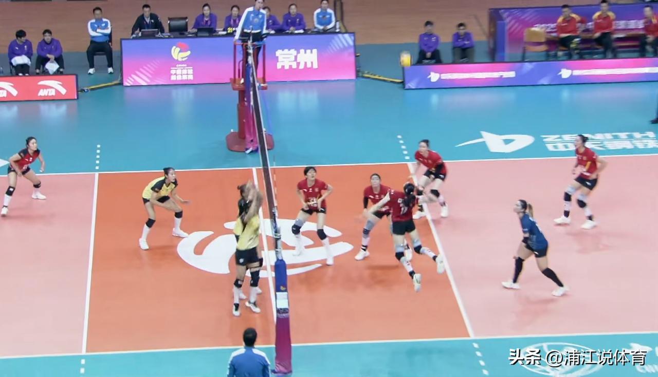 吴梦洁三局豪取33分，江苏女排主教练施海荣是保守还是大胆？江苏女排3-0横扫山东