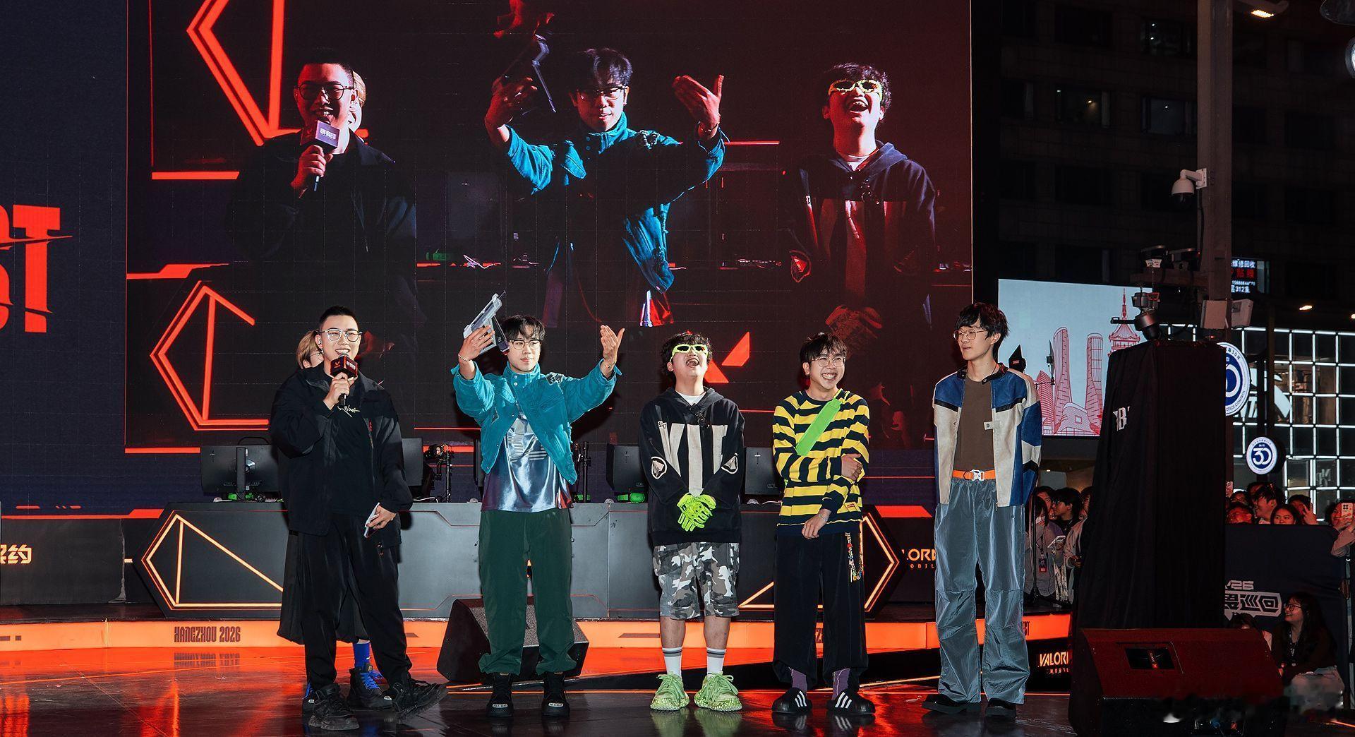 把电竞巡回赛办成时装周，这脑洞我服了。从打比赛到走秀，瓦总是能整出新花样，每次都