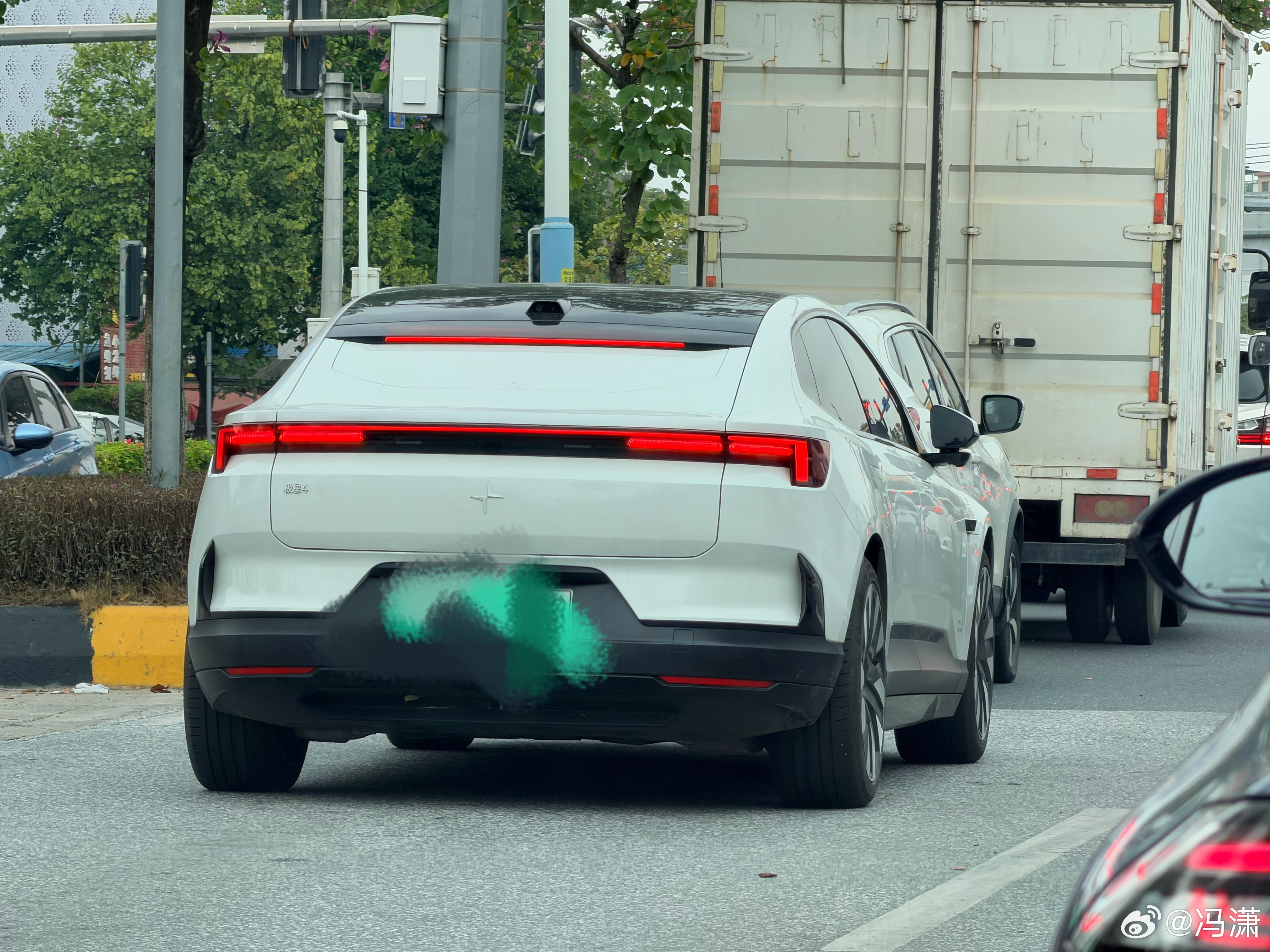 以前我总觉得没后风挡不太行吧？多影响安全啊？反正我开车特别喜欢看车内后视镜，总觉