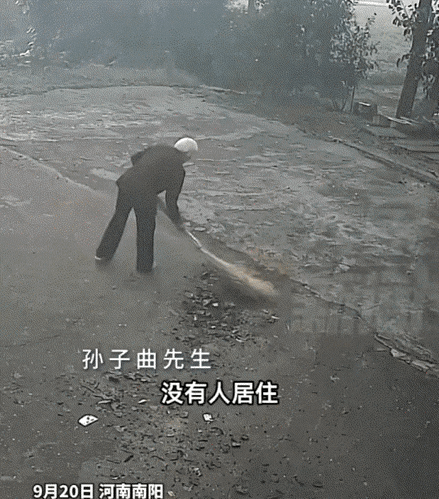 河南南阳，一男子发视频称，自从他的奶奶3年前去世后，老家就无人居住了，但男子平日