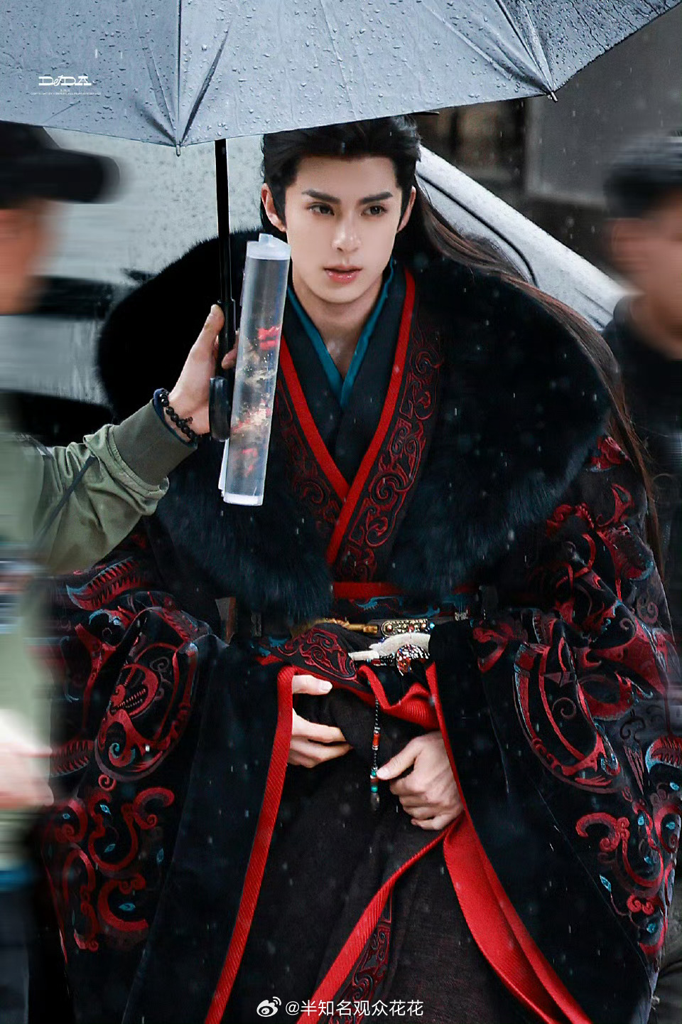 气场好强啊王鹤棣将门独后首个路透王鹤棣将门独后首套妆造路透