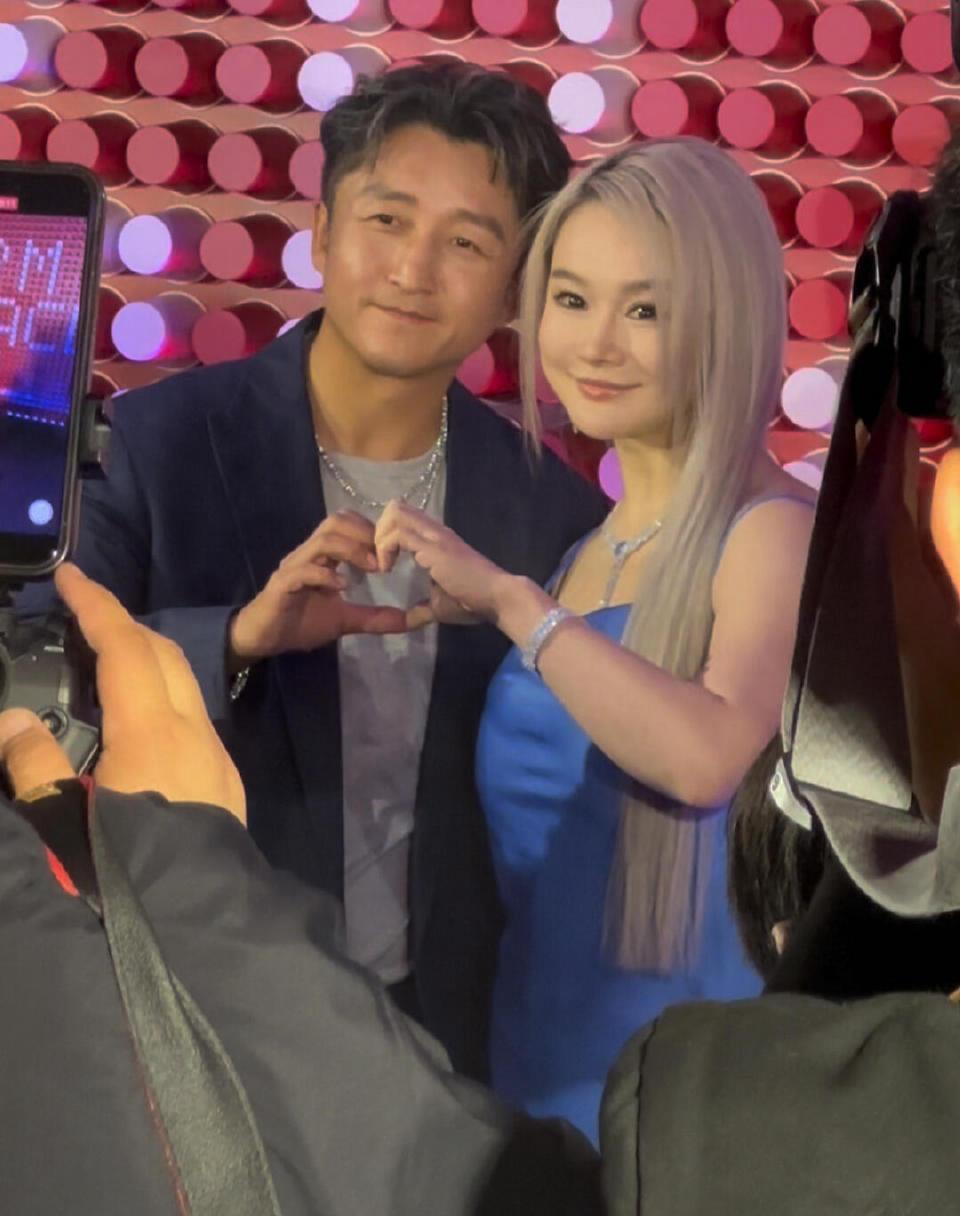 《拳王独白》

（站在空荡的拳馆里，手指轻轻抚过拳击手套）

二十二年...
