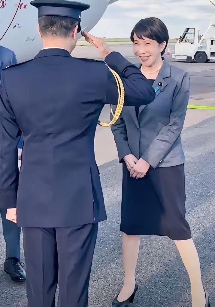 降级接待，日本很寒心。6月13日，日本首相高市早苗满怀期待地抵达英国，但没想到迎