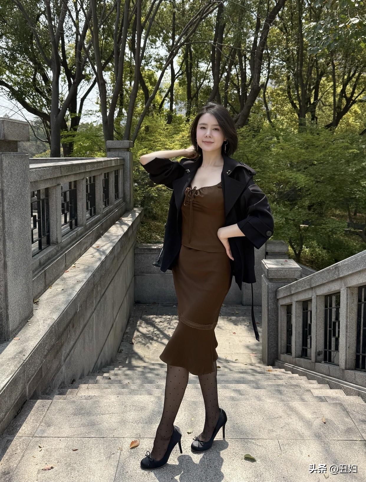 外表倒在其次，但干净清爽的形象加分不少。她可以不惊艳，但眼神里要有光，透着对生活