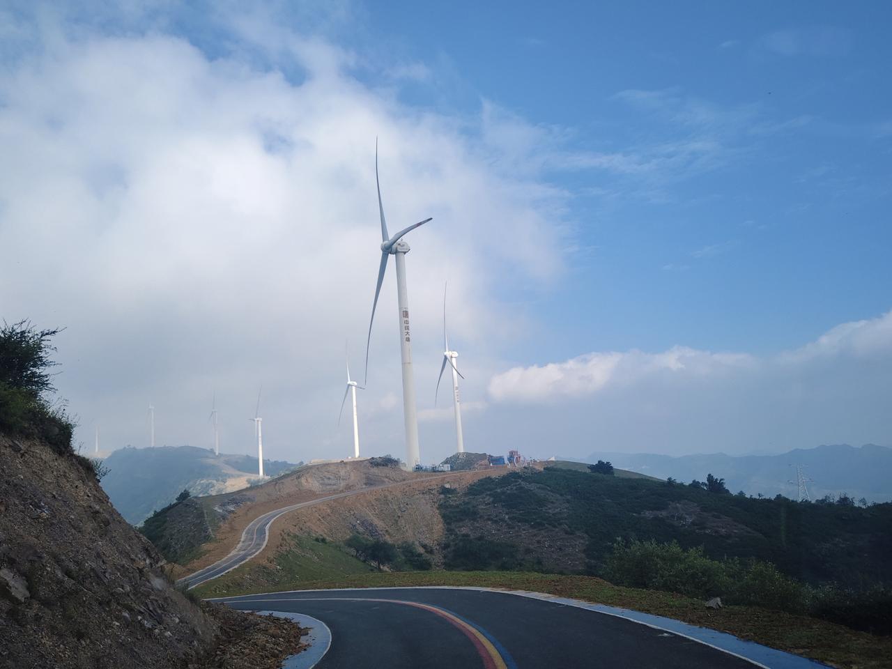 这么飒，这么美，卢氏风车天路
我是从卢氏骑行的小哥哥那里，知道卢氏有条绝美的风车