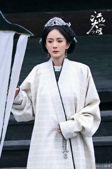 谁敢信这是同一天的杨幂最近，杨幂新剧《江山大同》的一组路透在全网掀起轩然大波。同