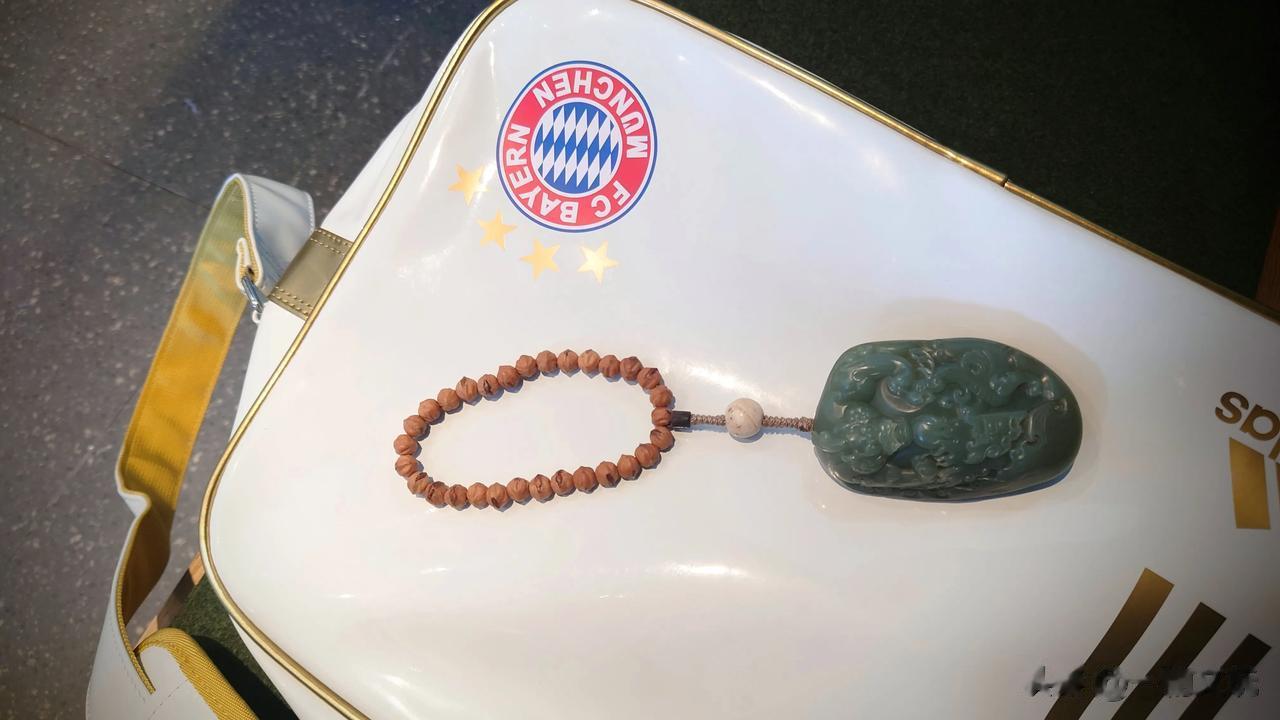 大家身边玩玉的人多么？
玩文玩的还多么？

我们的直观感觉玩玉的人越来越少，
玩