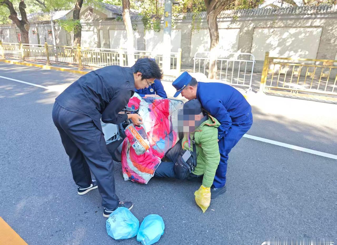 “暖心救助！”七旬老人骑车摔倒马路中央 消防员车流中飞奔救援
10月20日，上午