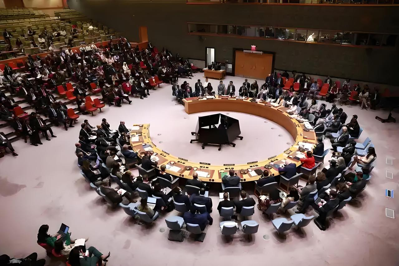 巴林在阿联酋、沙特等国的支持下，正在安理会框架内起草一项决议，里面的内容是用武力