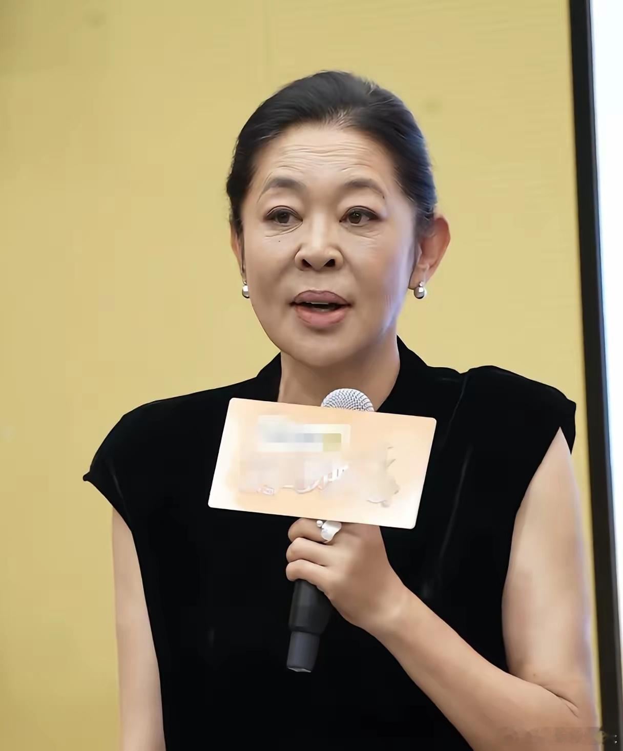 终于知道，为什么倪萍風光了一辈子，一把年纪了反而开始榻房了真是服了她这个嘴了，黑