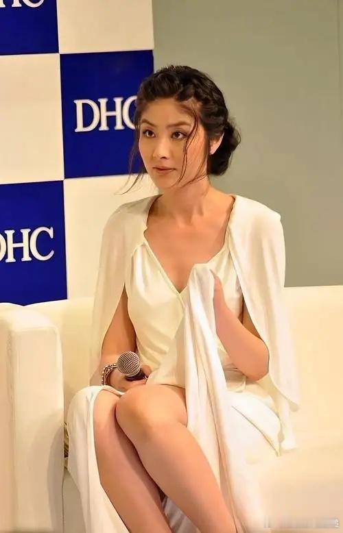 我闺蜜线下活动见过陈慧琳，回来认认真真跟我感慨，她说以后真的别随便用“漂亮”形容