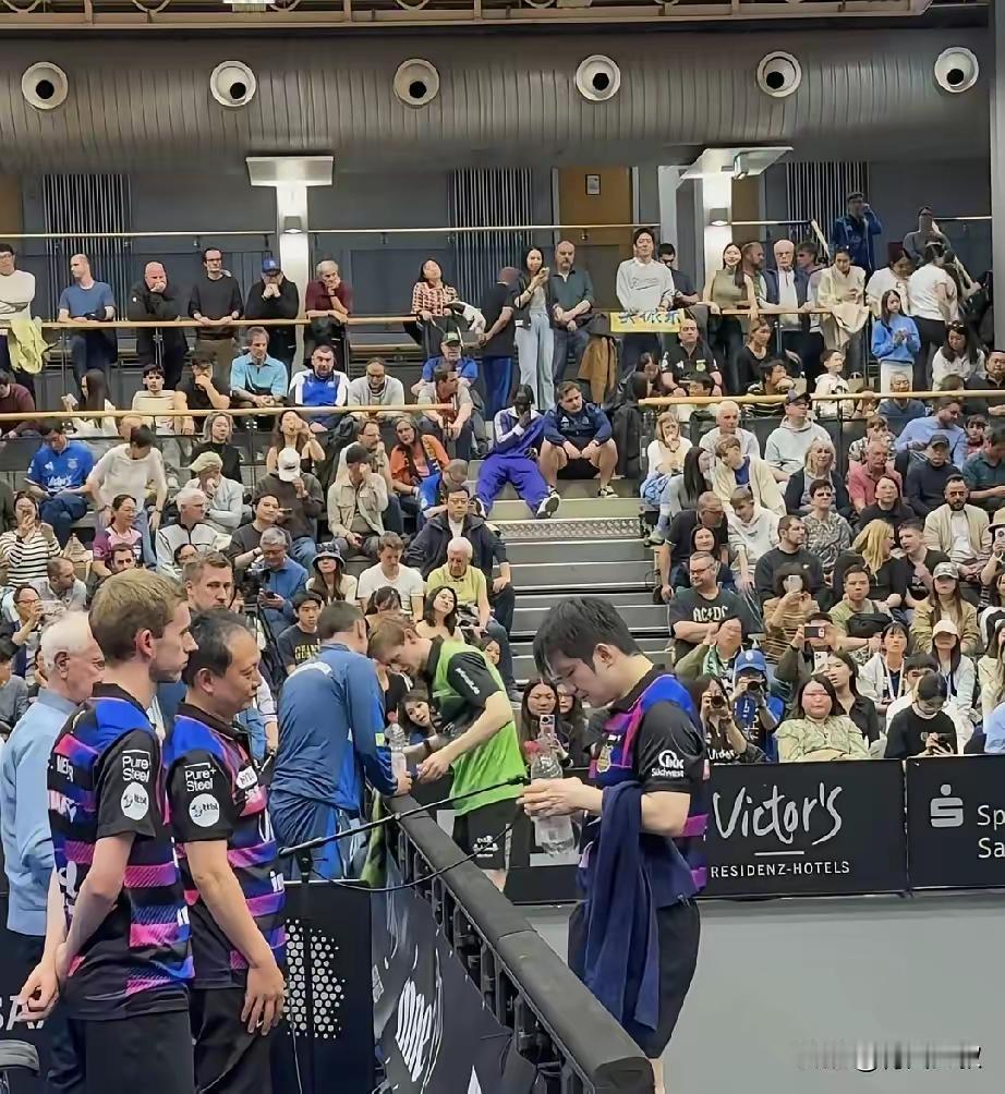 王志：小胖，又是两分助力萨尔
小胖：应该的嘛，告别战
王志：我心里酸酸的
小胖：