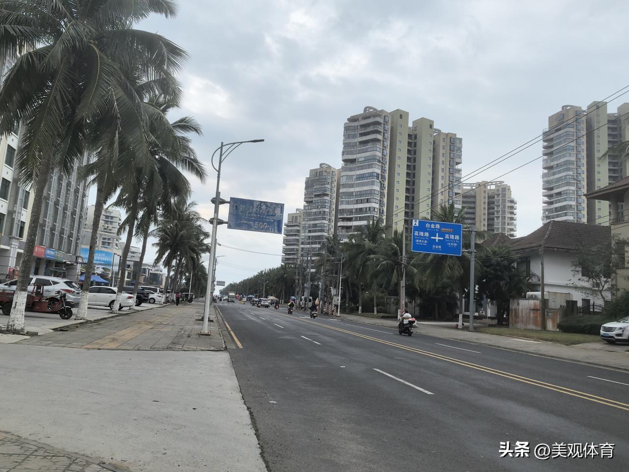 高隆路与白金路交叉路口开着五颜六色花朵的三角梅。