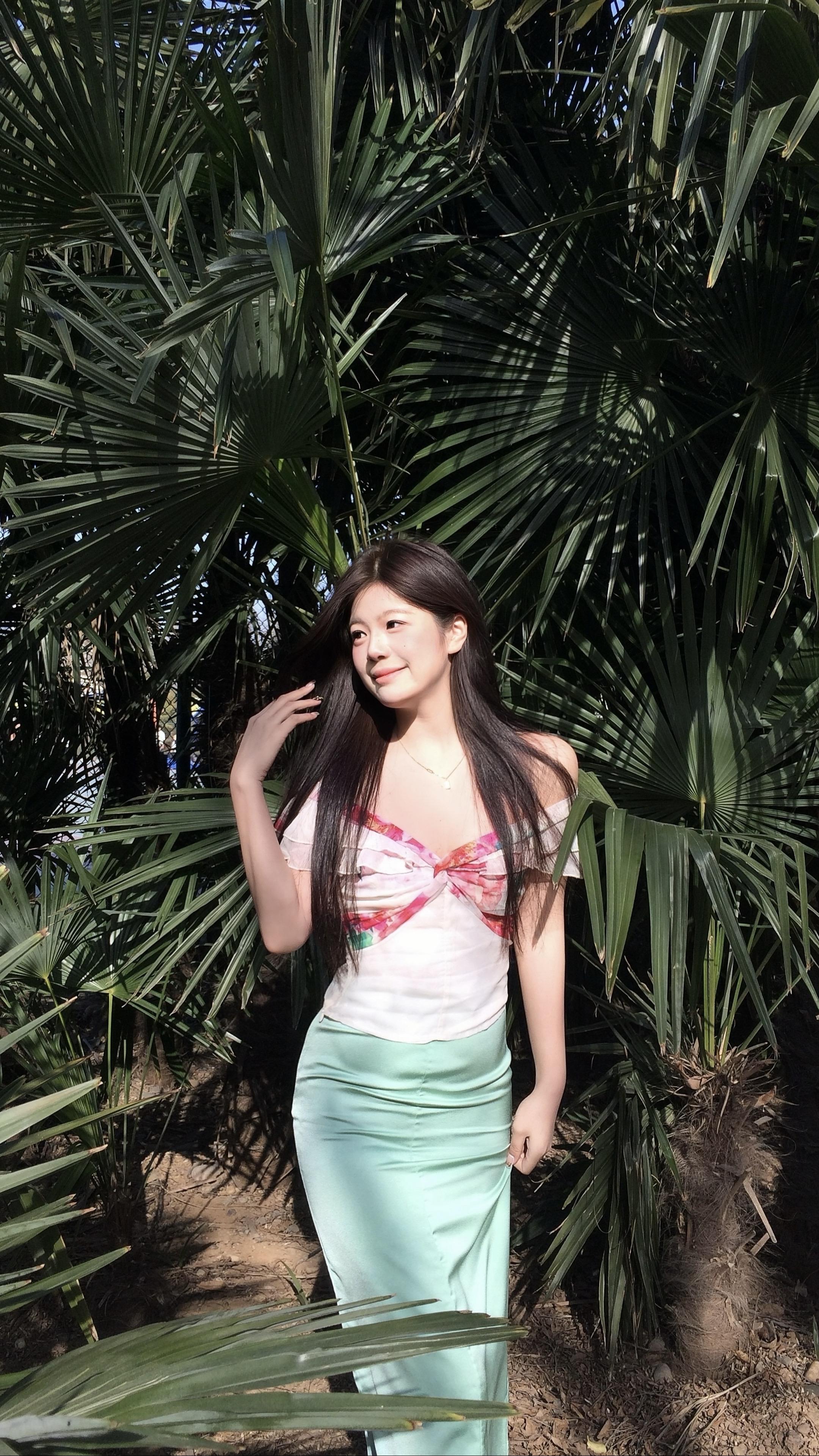 她像是含苞待放的花骨朵
