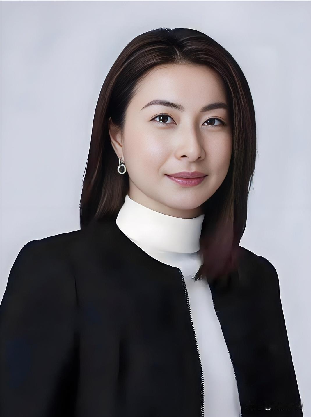 霍启刚曾坦言，是郭晶晶真正改变了霍家。从前的家族聚会，少不了红酒雪茄的精致排场，