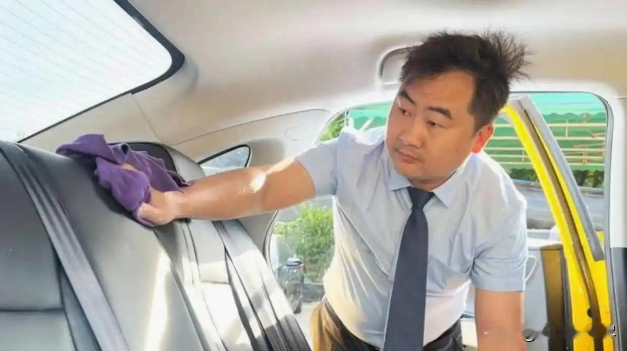 黑龙江一名男子在路上看到重型自卸货车轮胎着火，主动上前提醒司机并帮忙灭火。没想到