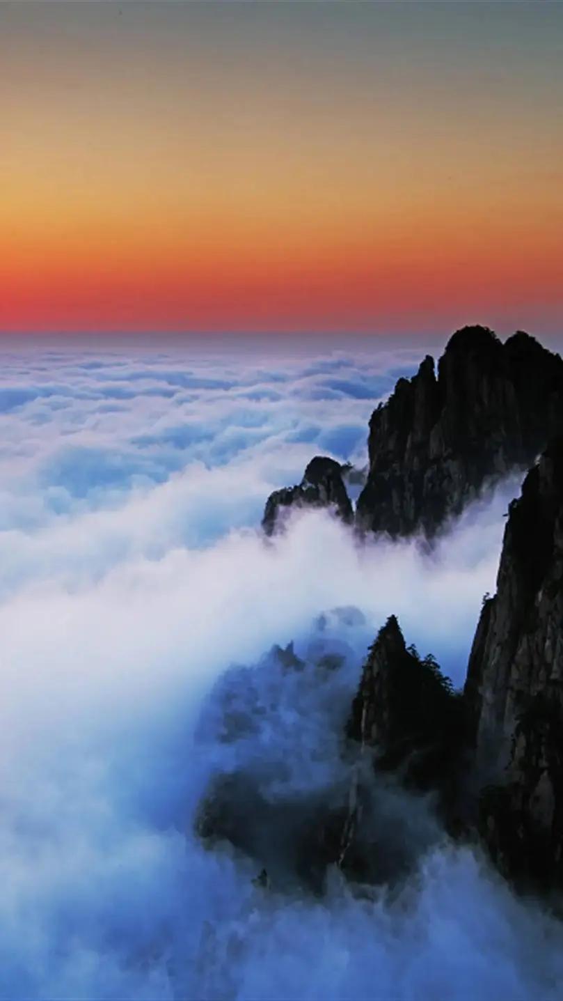 上联：身微知广宇
下联：无私天地宽