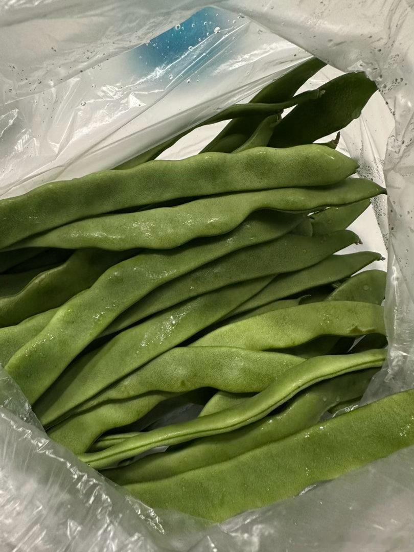 陈太昨天送来自家种的豆角，我今天去买排骨！好开心 