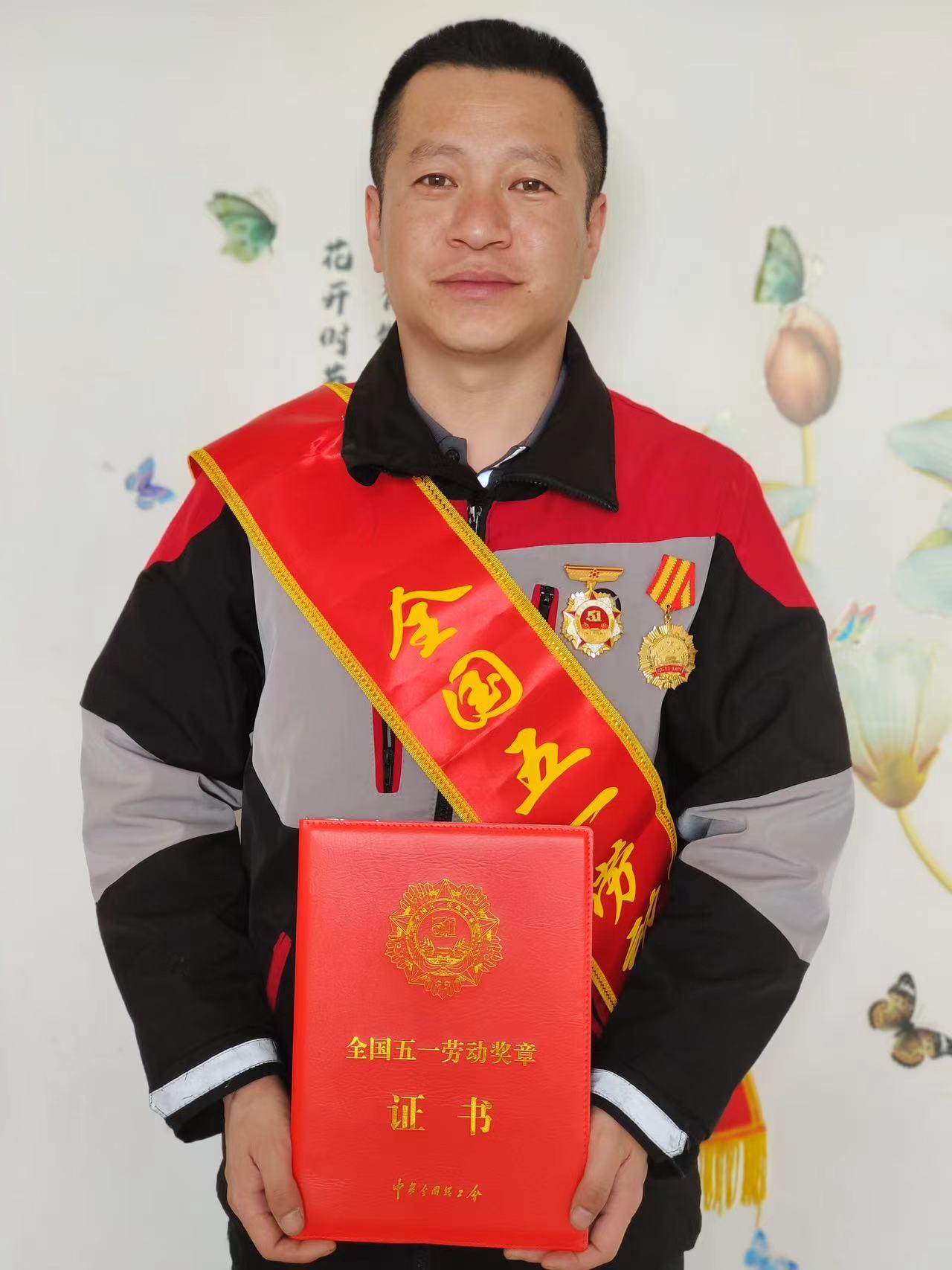 奔走在大街小巷的“移动网格员”，快递小哥裴立聪的暖心故事
 
裴立聪，黑龙江省顺