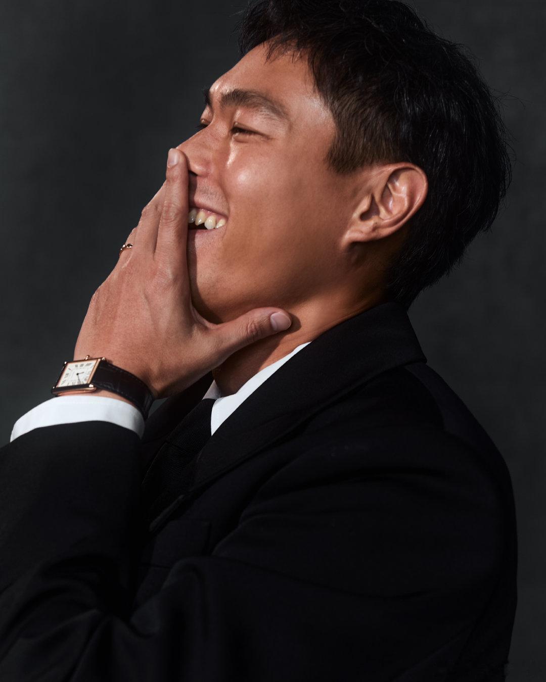 深色西装加身亮相金钟奖，帅气值拉满！他监制并主演的《今夜一起为爱鼓掌》成功入围，