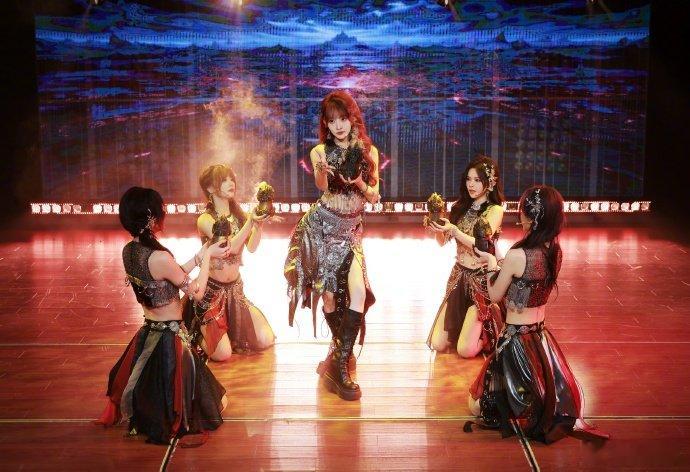 看看今天的SNH48四小花，再回望当年的黄金年代，真是令人感慨。如今的SNH48
