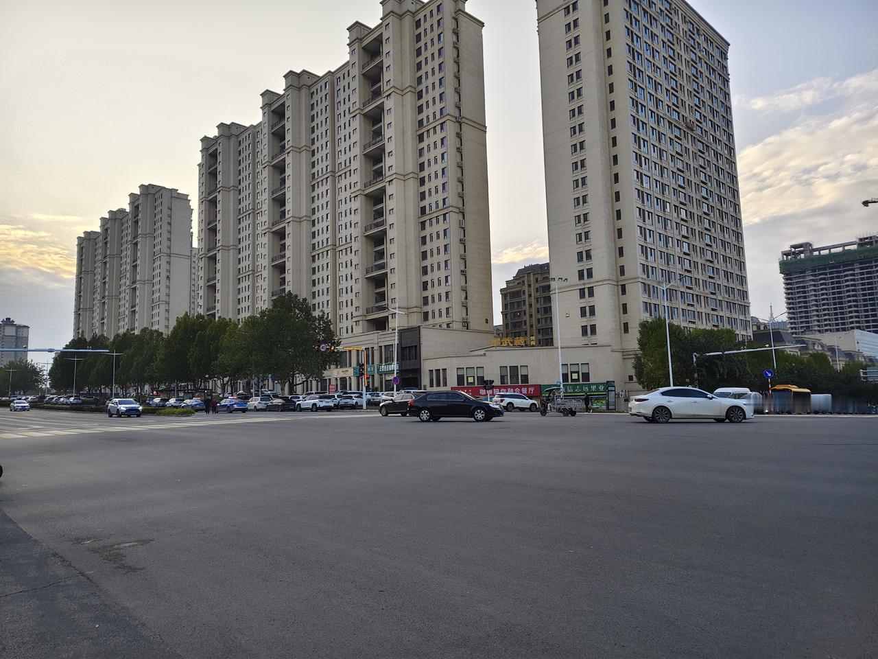 城市黄昏下的居住画卷：新中式高楼群里的生活烟火气
 
黄昏时分，这座城市的新中式