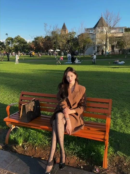 冬日公园漫步，时尚穿搭与自然美景的完美融合。