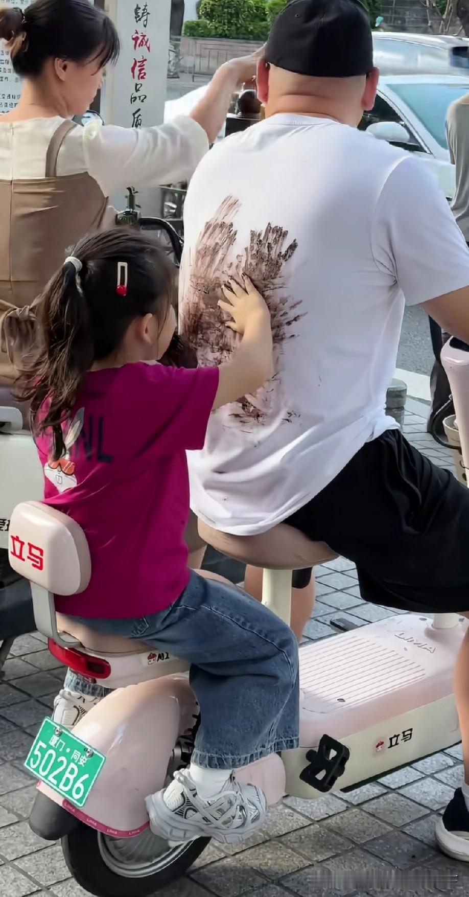 一幅名画就此诞生了[偷笑]
好吧，原来不只我女儿这么损[捂脸]
还有高手[赞][