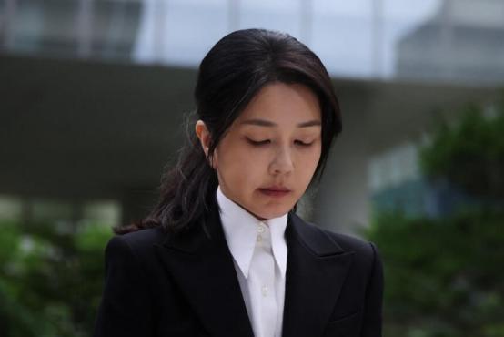 尹锡悦夫妇双双被捕，最后一刻，团队还念了句中国古诗
 
据韩国媒体报道，8月12