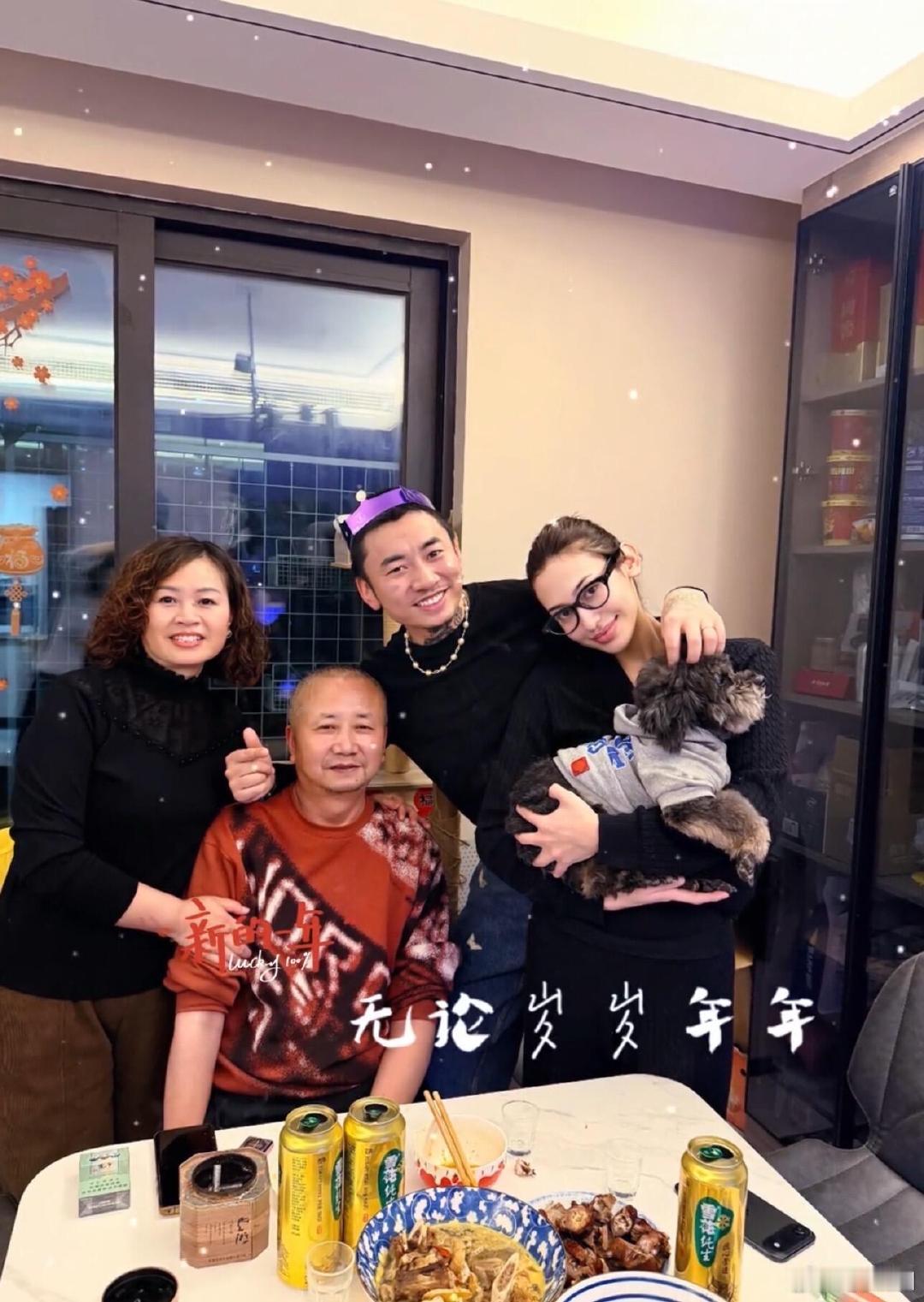 马思唯带女友与父母合照马思唯带女友和父母合照 马思唯带女友和父母合照，两个人看起