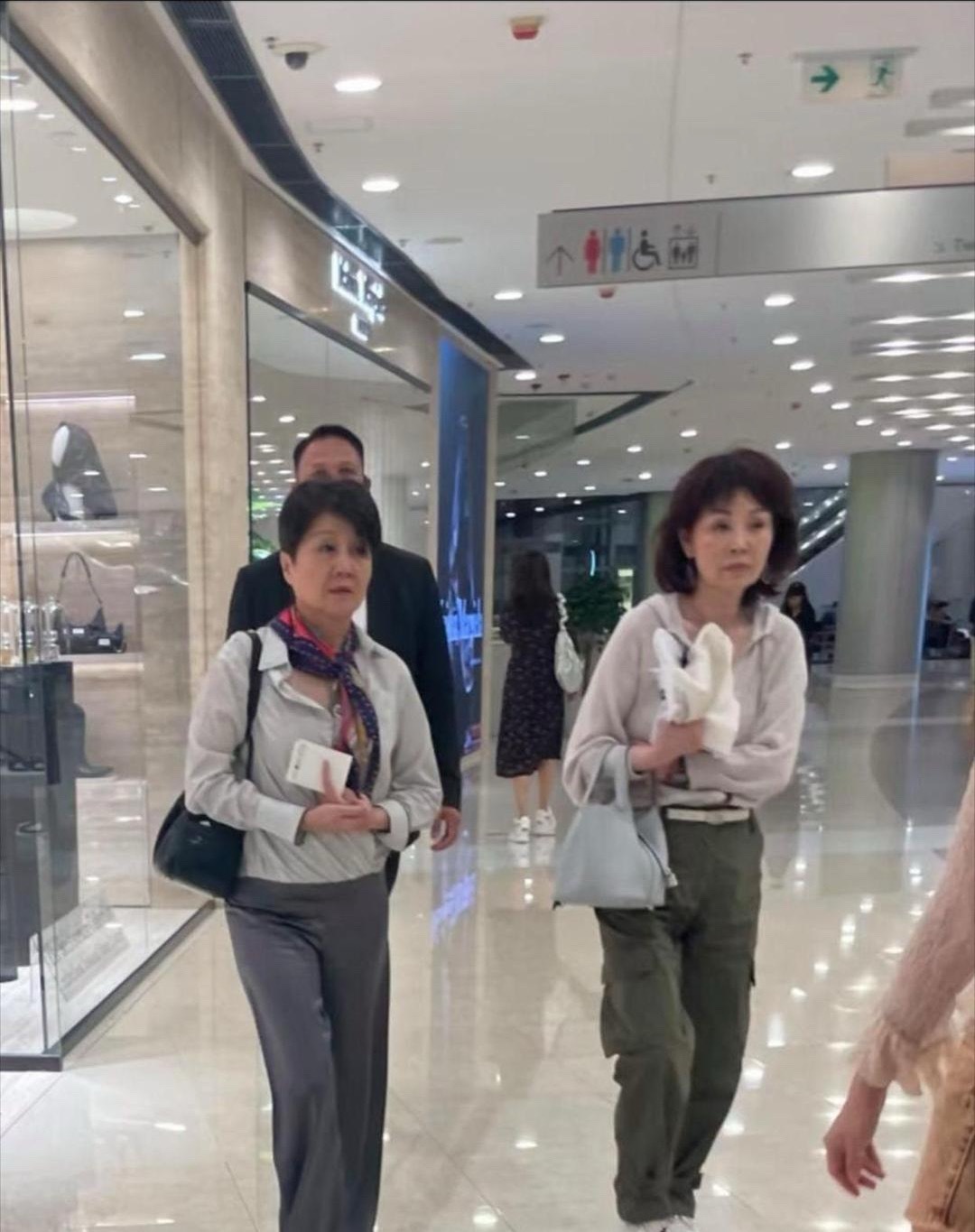 66岁的四太梁安琪在香港中环逛街被撞见，真人看着个头不高，估摸也就1米55，一身