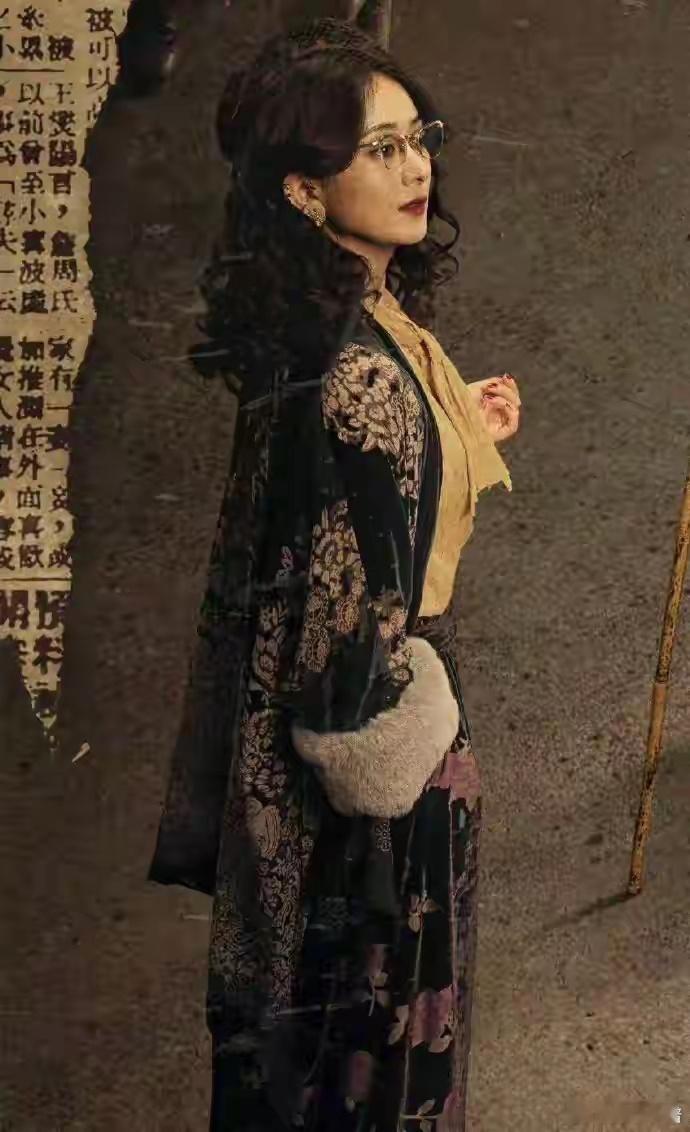 离异女作家西林，赵丽颖饰演赵丽颖饰女作家西林，是一位外表光鲜亮丽的女性代表，剧照
