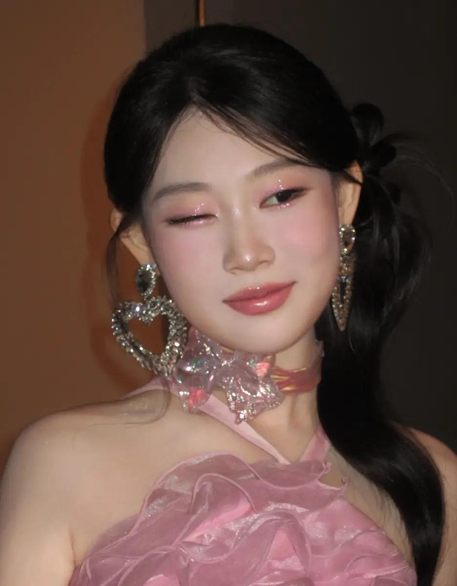 沈佳润在社交平台发文，回应跨年晚会抢拍跑调，并向毛不易致歉。毛不易评论区暖心回复