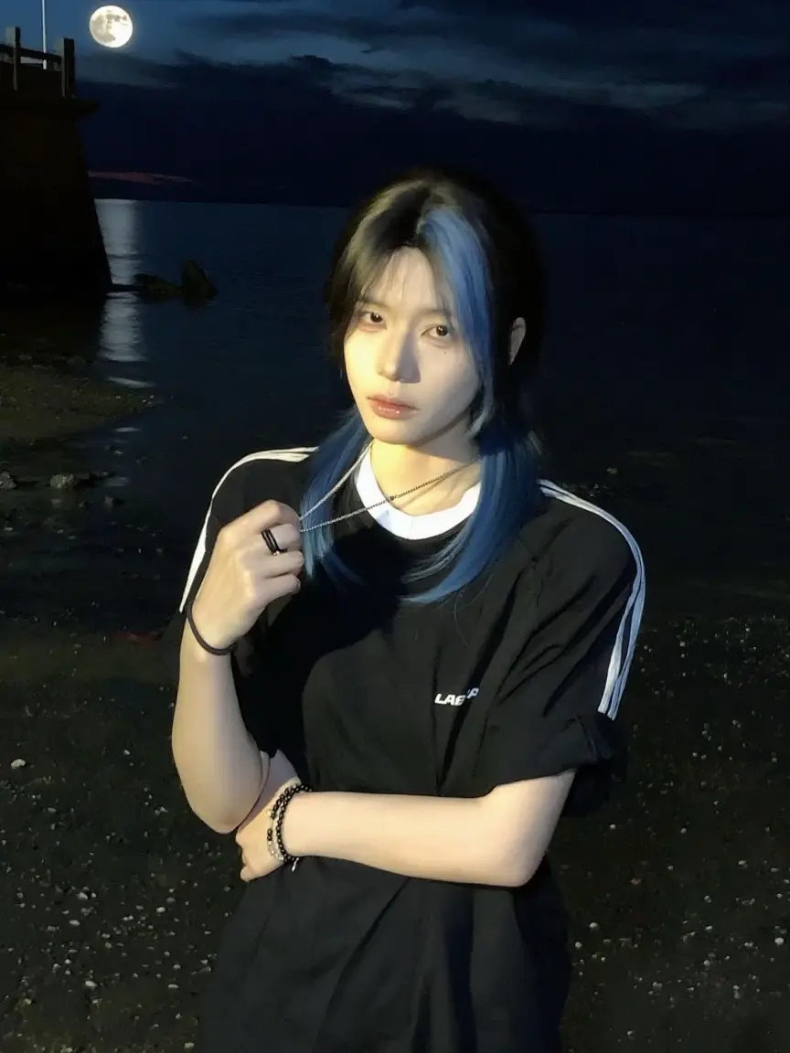 你好像瘦了 你头发好像也长了 好像和你聊天是上辈子的事了 看着你慢慢变...