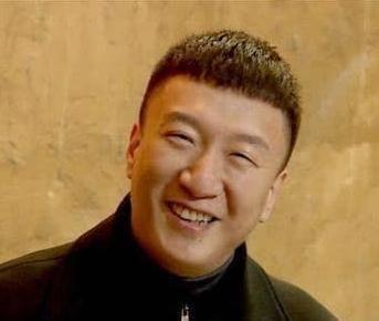 2002年，功成名就的孙红雷忙了一天后回到家，看到43岁的同居女友丁嘉丽正在蓬头