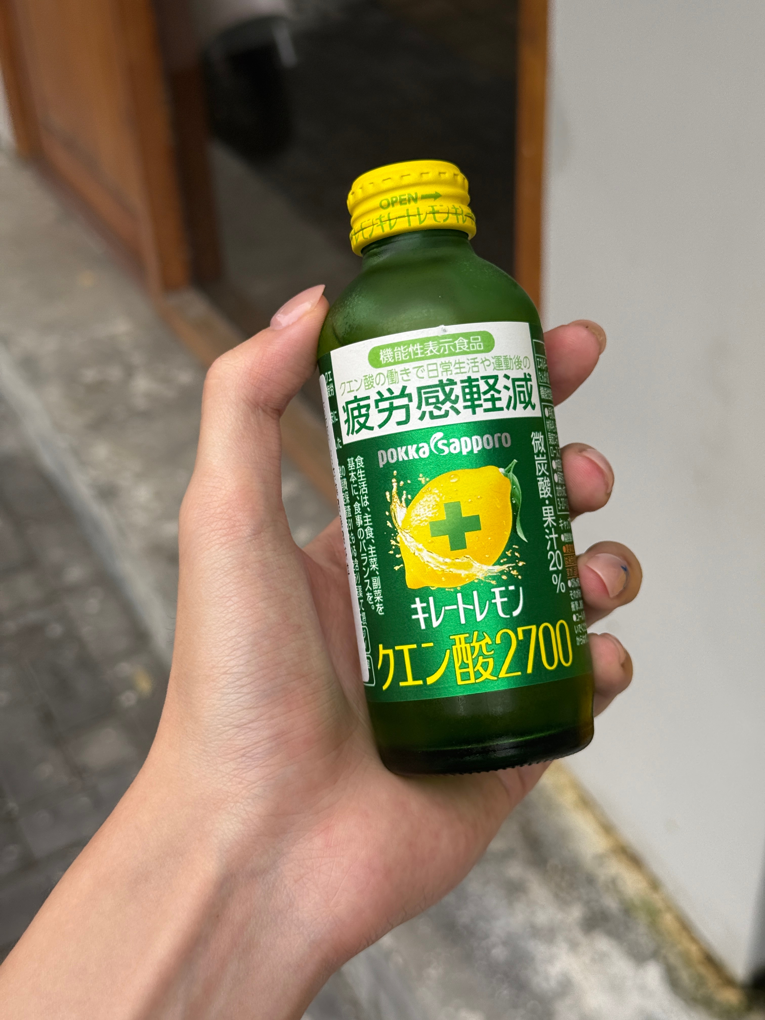 感觉全部去日本的人都买了，这个饮料好贵呀，20块钱一瓶 