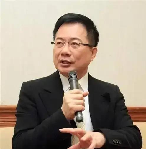 台湾名嘴，蔡正元说，泽连斯基真的是太傻了，他只会演总统，哪里会当总统嘛。

对于