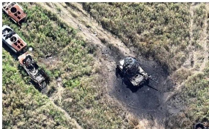 乌军在巴赫穆特让俄军的坦克车队再现3月初在武莱达尔被屠戮的那一幕，被摧毁的包括 