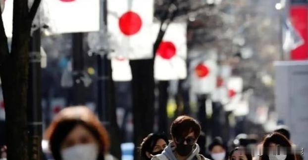 五一假期彻底爆火，全国出行人次直冲 15 亿创新高，机场挤满游客乱象频出，不少人