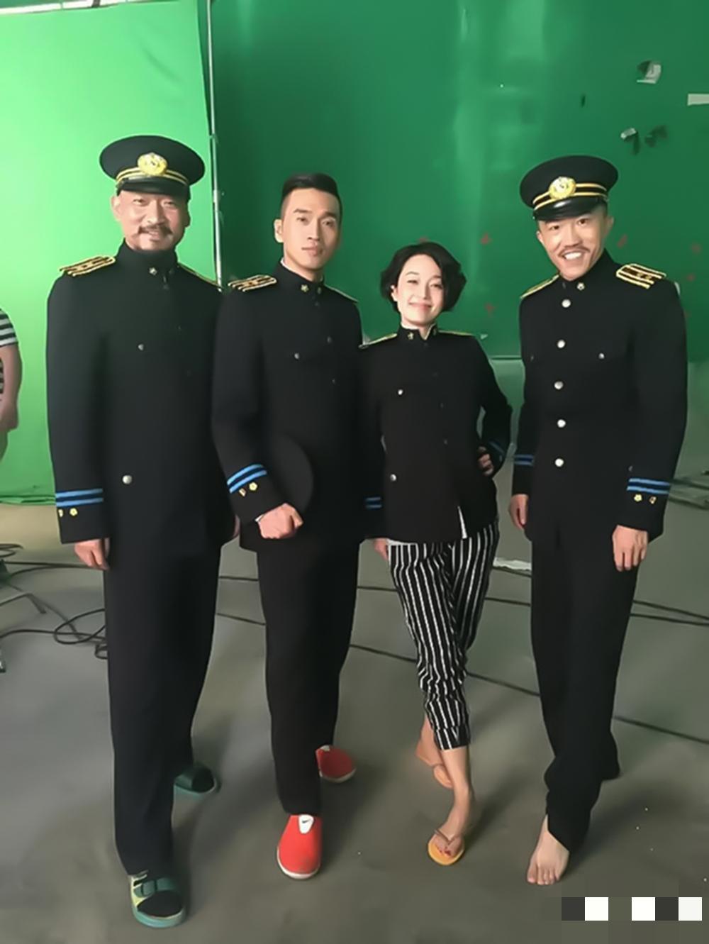 这都是什么造型，光着脚丫子的，穿着一字拖鞋的，这和身上的衣服也不搭呀，除了马伊琍