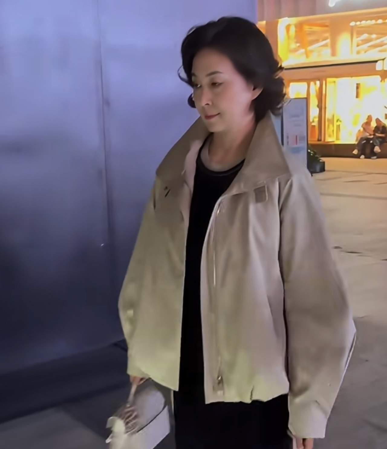 一个身家百亿的人，没有造型师，背了一只快二十年的旧包逛街。

包是Chloé 2