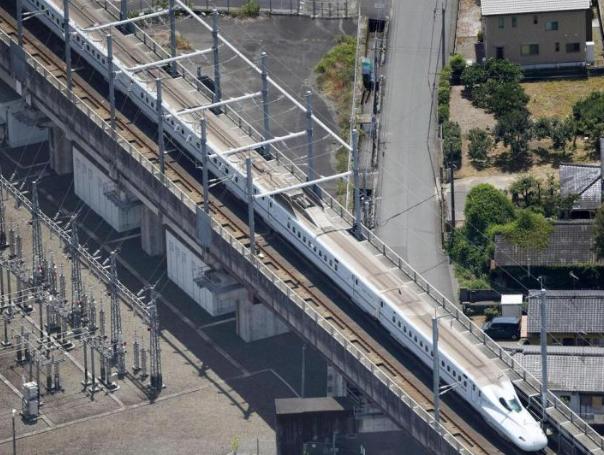 突发！日本四名工人清理铁轨杂草时遭火车撞击而遇难！由于日本铁路拥有世界上最好的安