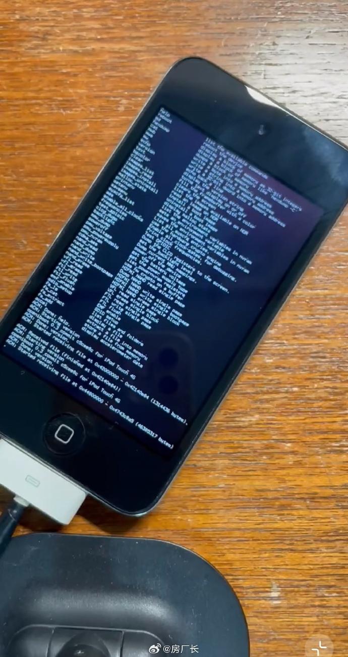 安卓这边刚刷上iOS，苹果那边表示不服，有大神给iPod touch 4刷上了安