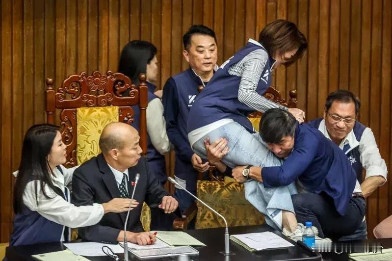 预告：未来十五天内台湾立法部门将再次打一次架
由于赖清德通过了卓荣泰提出的复议案