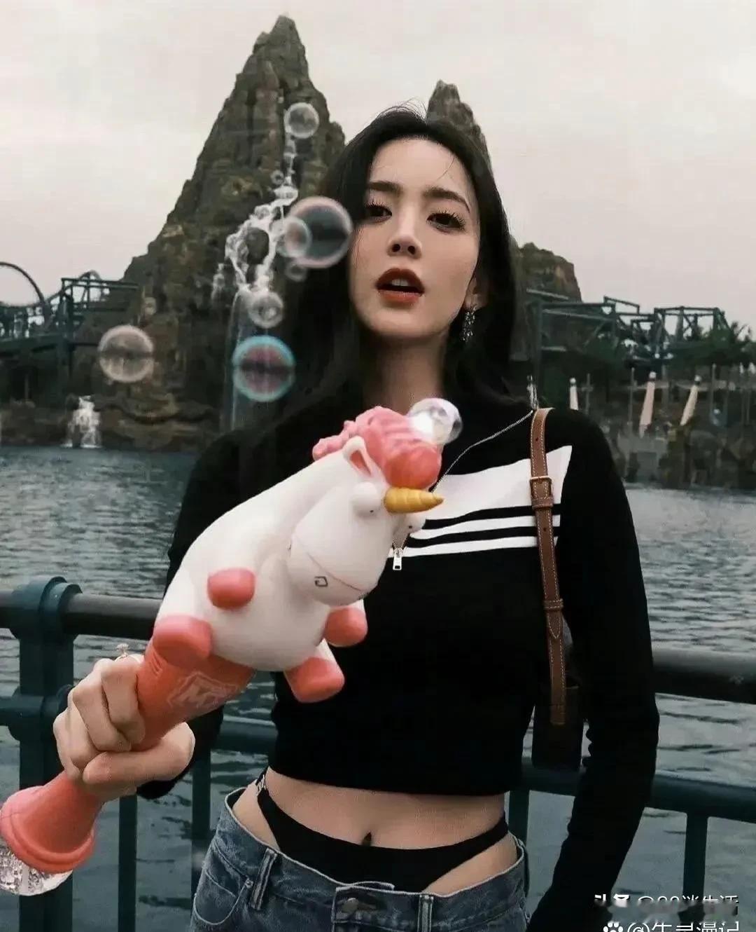 娜扎当年穿成这样子被骂上热搜，很多明星模仿娜扎也被网暴，他们认为这样有伤风化，现