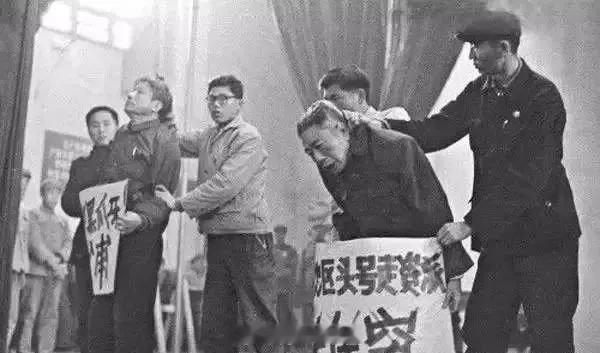 1966年10月，辽宁地区的批斗辽宁省委书记处书记徐少甫（左）坚决不低头，右边被