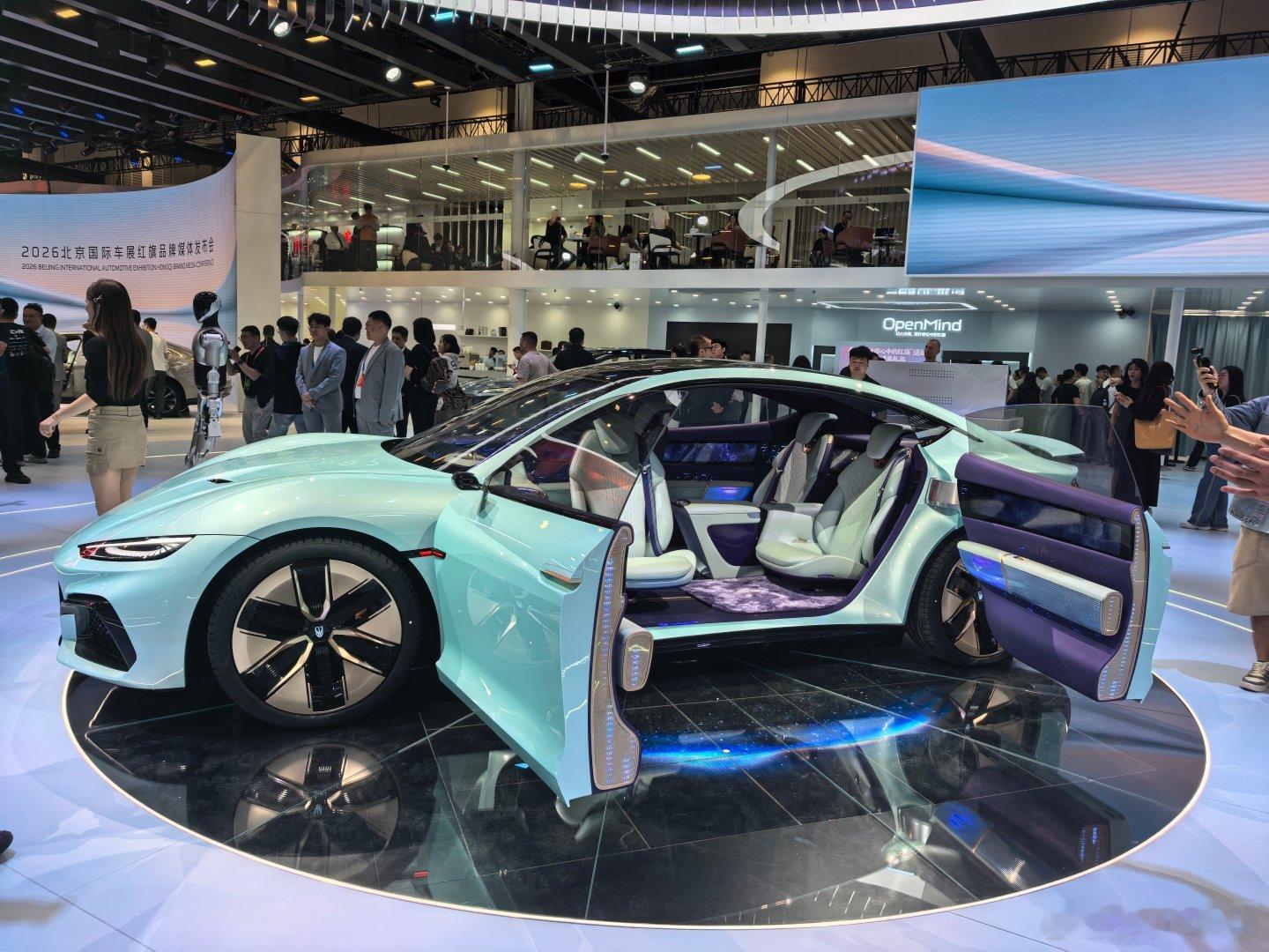 红旗这个概念超跑，主驾座椅可以旋转 