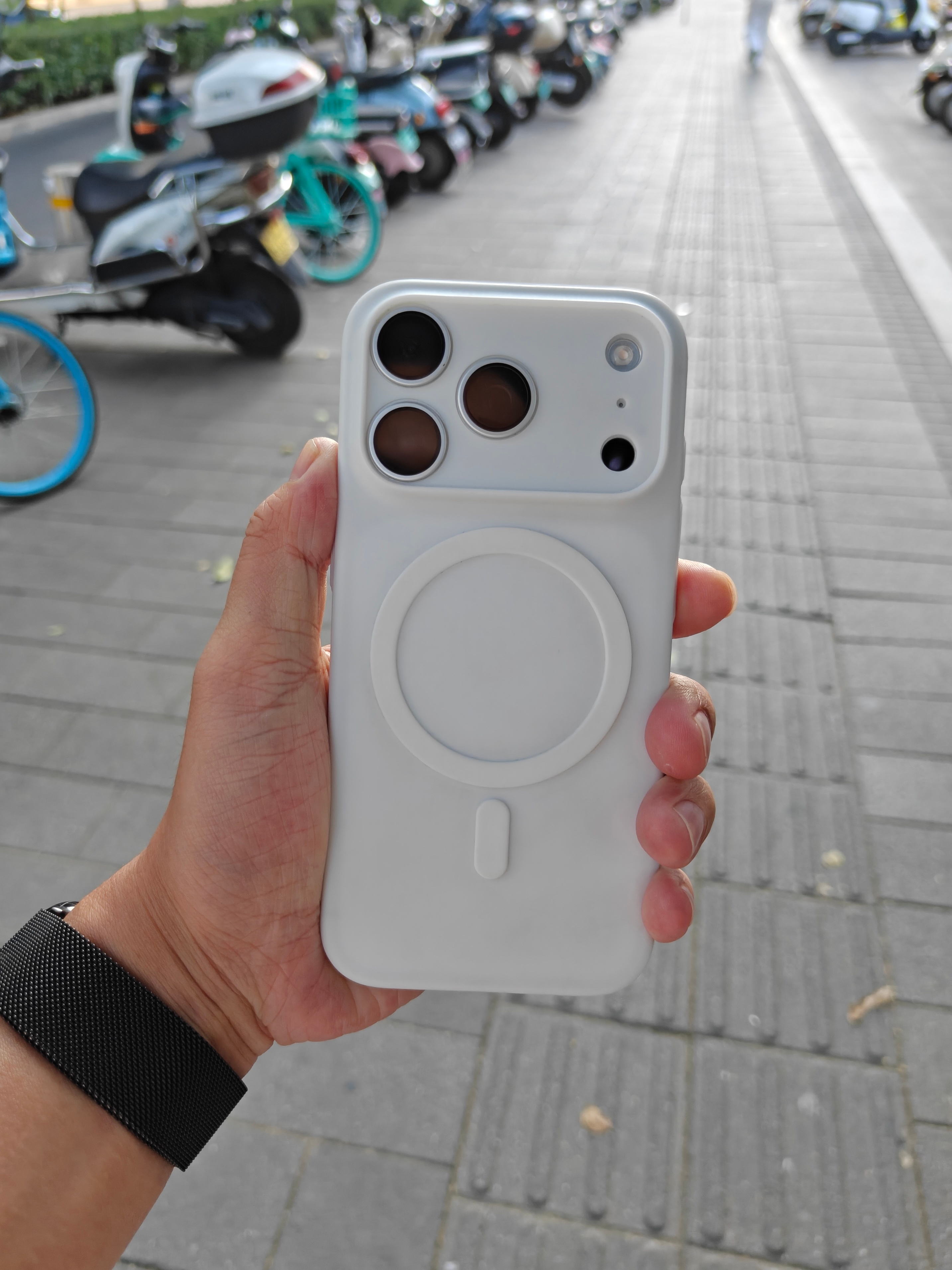 升级完iOS27后，我的iPhone17Pro银色就自动升级为iPhone18P