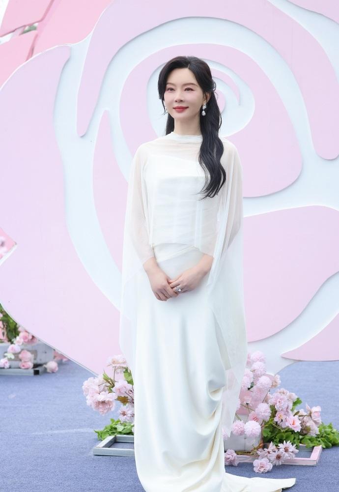 最近陈数在出席活动的时候搭配的像个迷人的仙女，看上去很有飘逸之美。

陈数上身穿